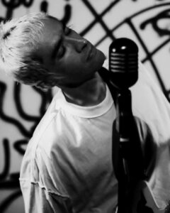 Guirroh reinventa seu catálogo e inaugura nova fase com o poderoso álbum Eletrorock